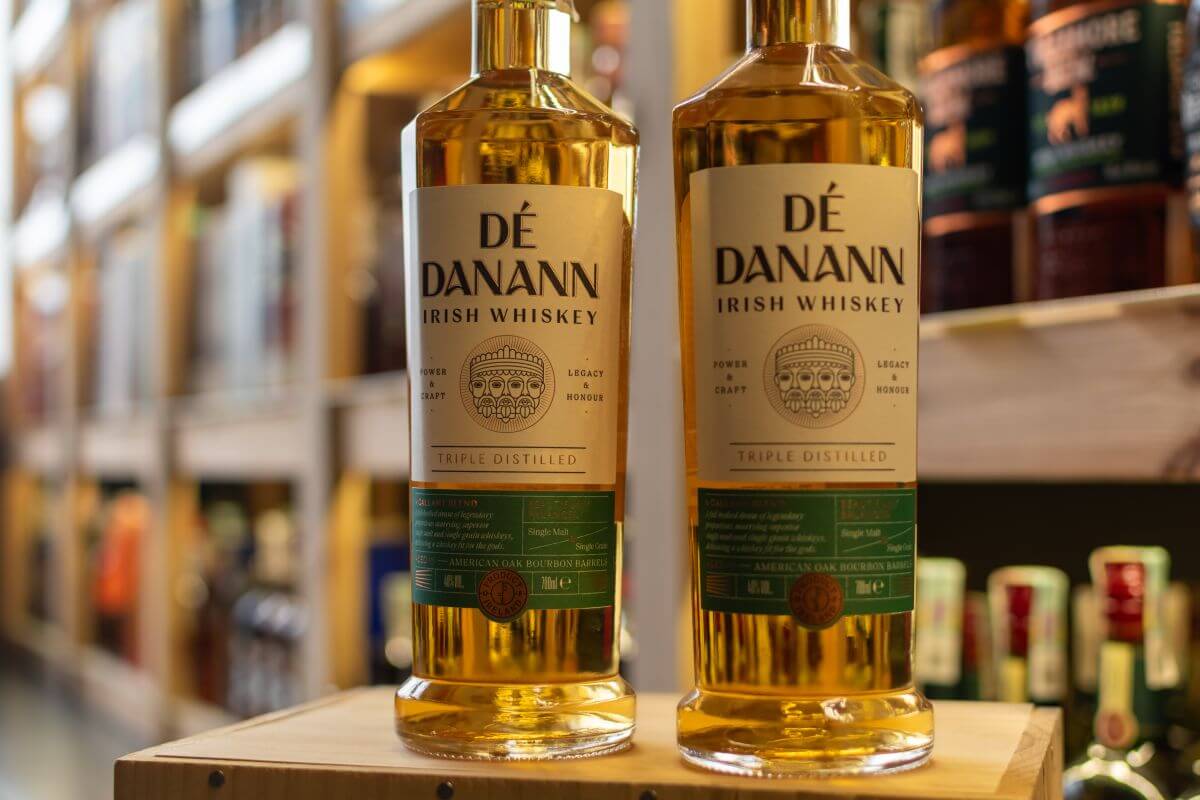 Dwie ekskluzywne butelki whisky na tle innych butelek