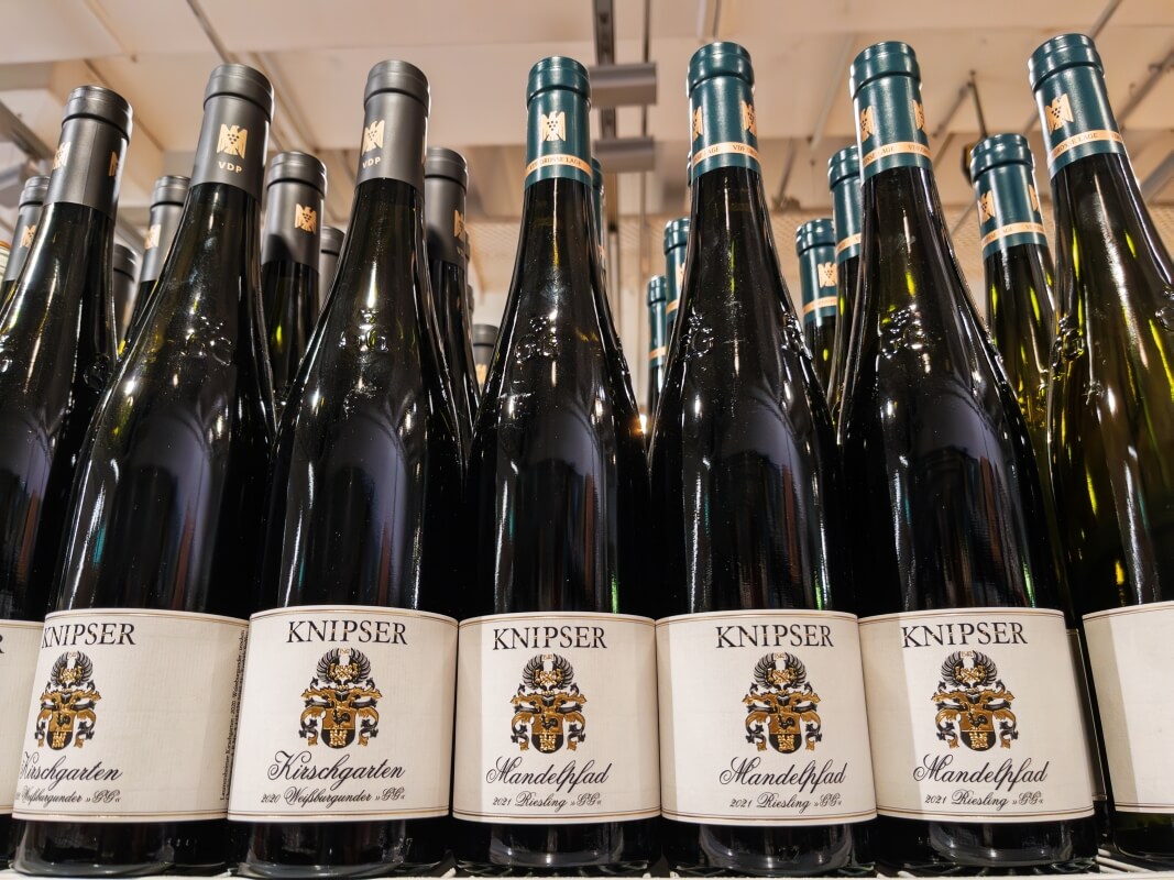 ciemne butelki z alkoholem 