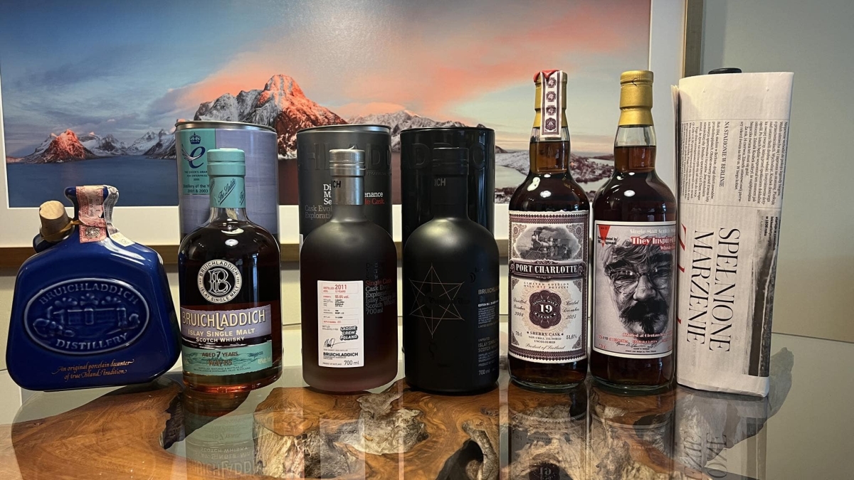 kolorowe butelki, różnych kształtów, z alkoholem