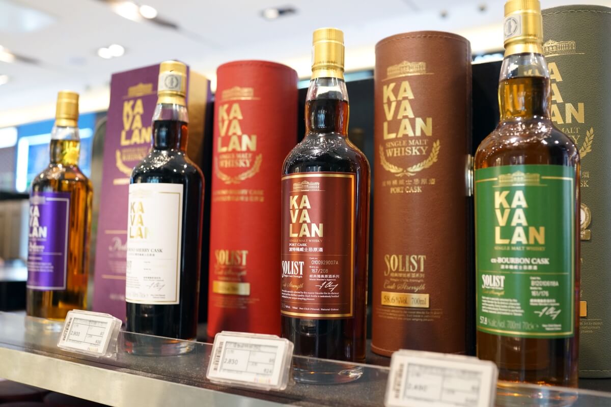 butelki kolekcjonerskich butelek whisky na regale