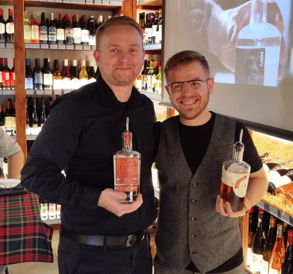 dwóch mężczyzn z butelkami alkoholu