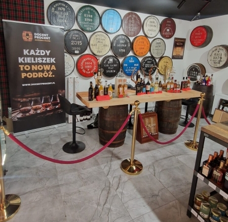 oryginalny wystrój sklepu z alkoholem